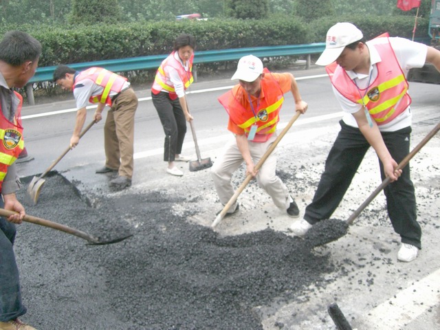 公司總部黨員到工地一線參加勞動